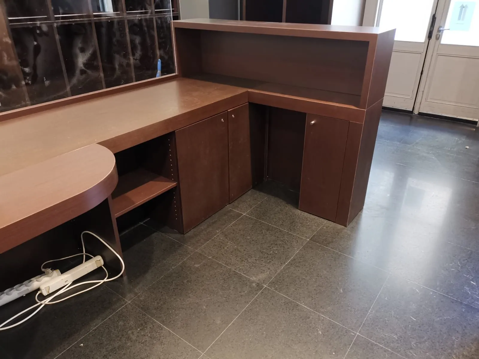 Banque en L avec casiers hauts