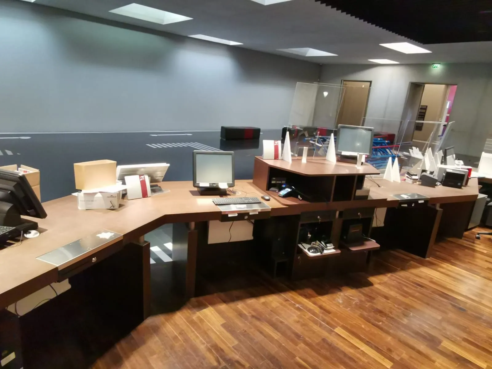 Banque de billetterie incurvée sur parquet