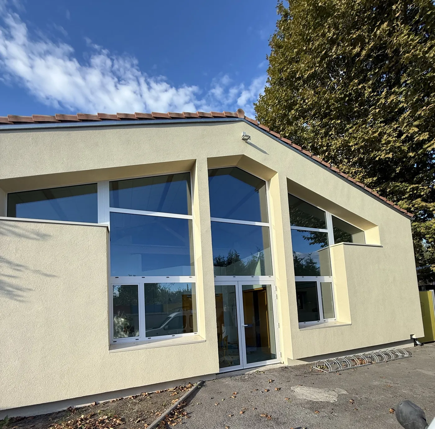 Pignon vitré à grands châssis fixes et porte d'entrée double, menuiseries blanches