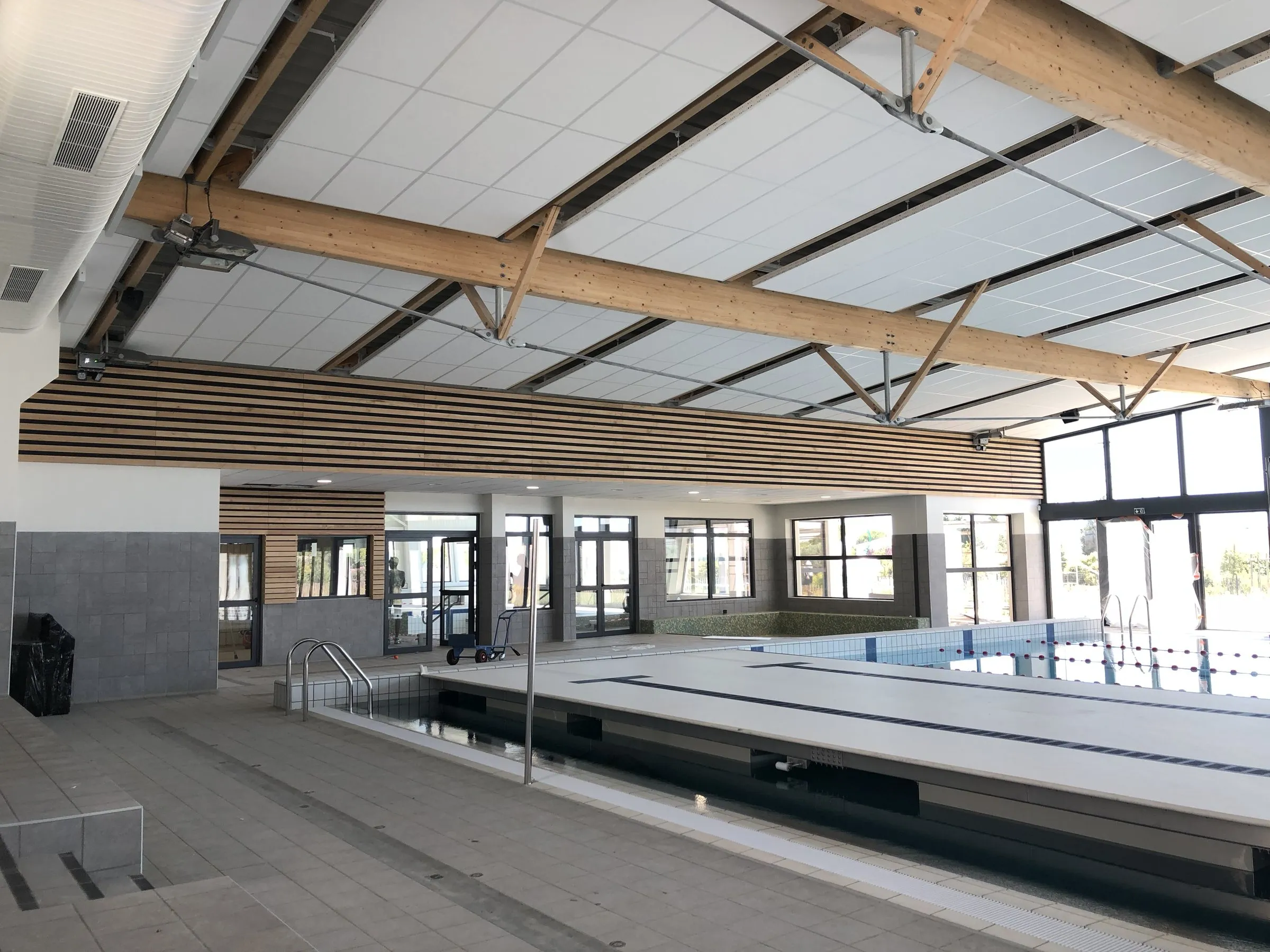 Charpente bois et habillage du hall bassin
