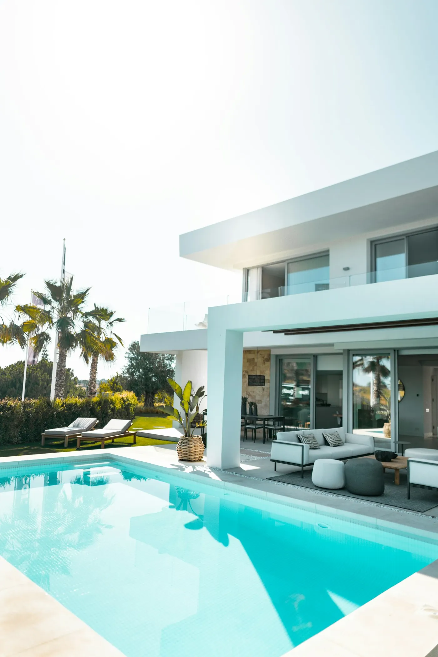 Maison contemporaine et son espace de piscine