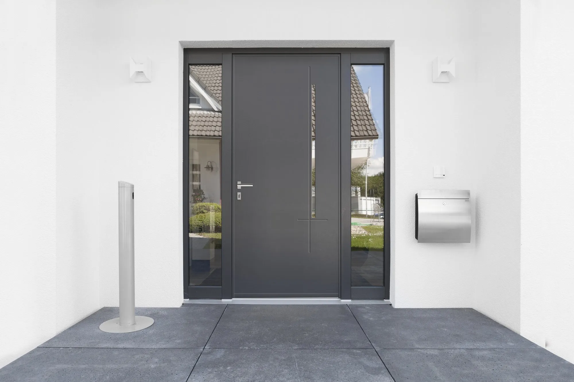 Porte d'entrée aluminium gris anthracite avec fixes latéraux vitrés