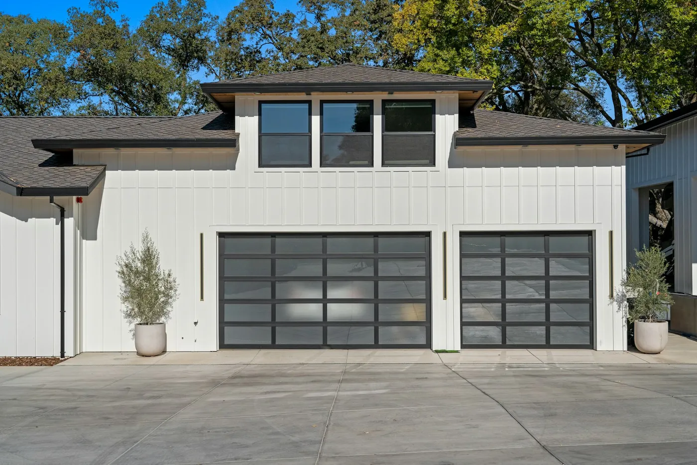 Maison avec deux portes de garage vitrées