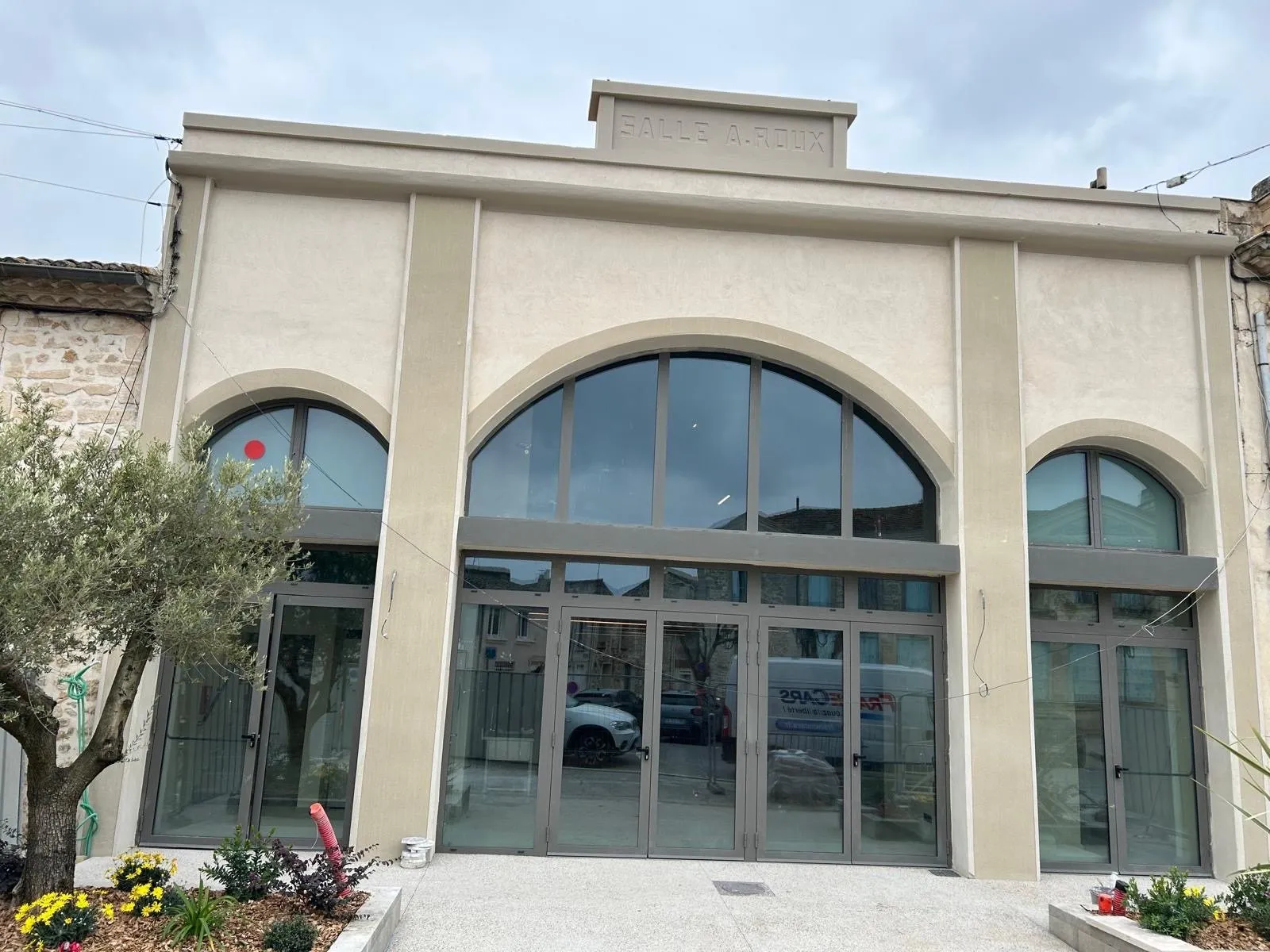 La façade de la salle A. Roux, ses trois arcs vitrés et les portes à la française en partie basse