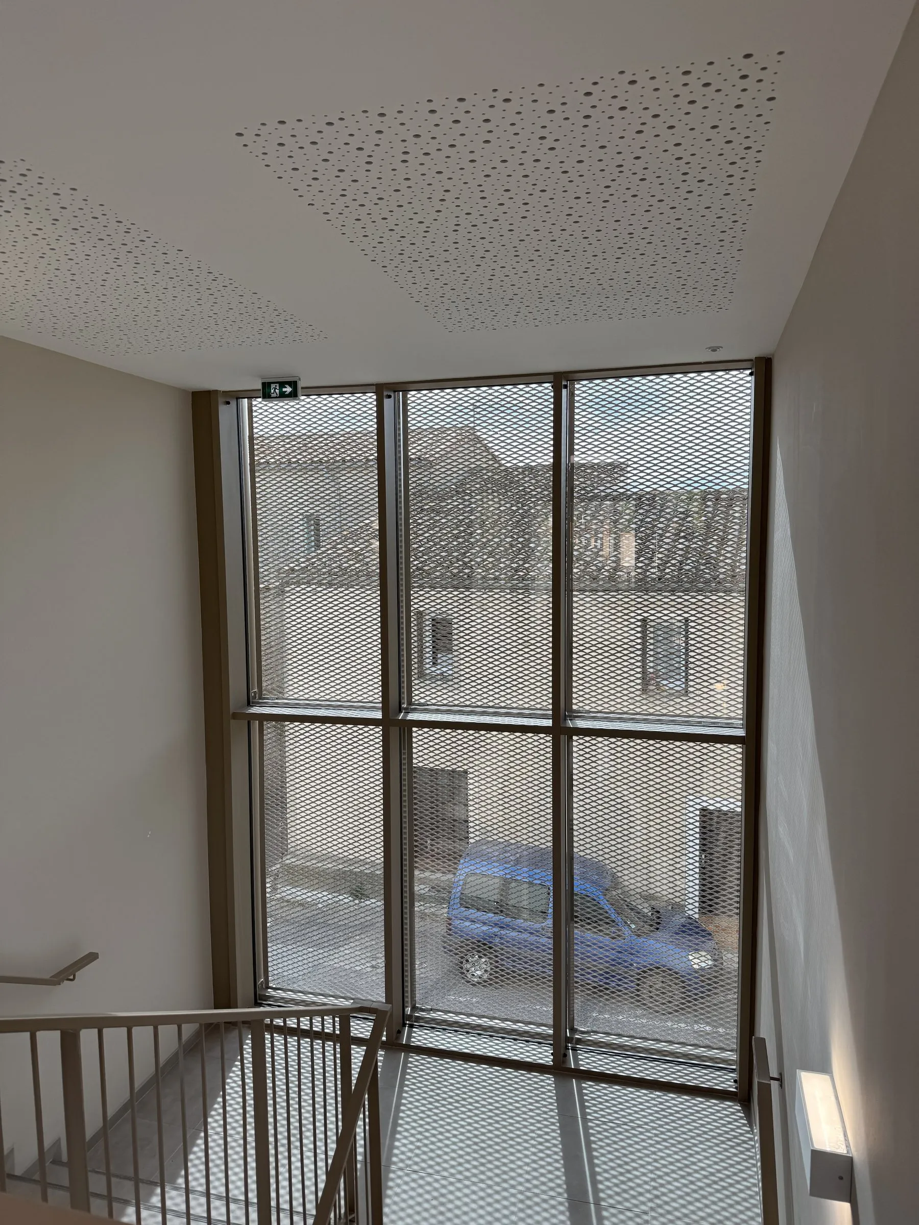 Le châssis vitré de la cage d'escalier, vu depuis le palier