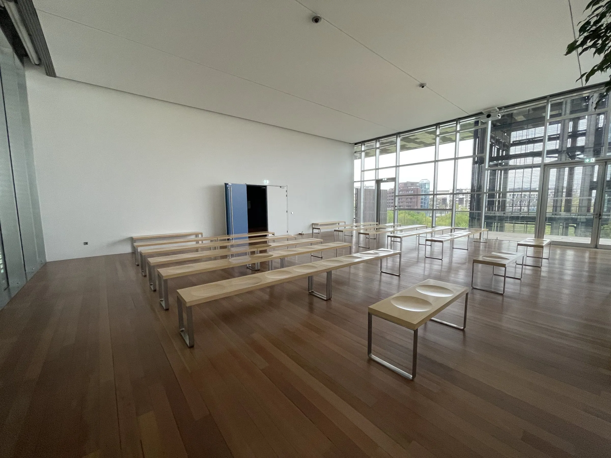 La salle et ses bancs alignés