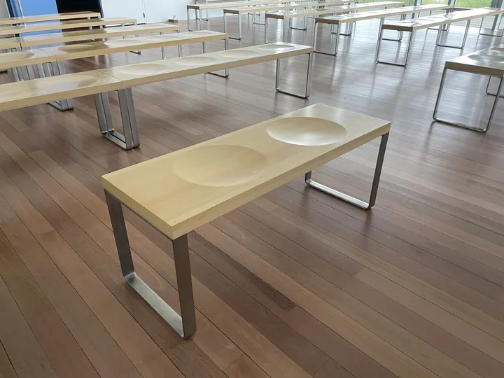 Bancs en bois massif sur piètement acier, salle des mariages à Nîmes