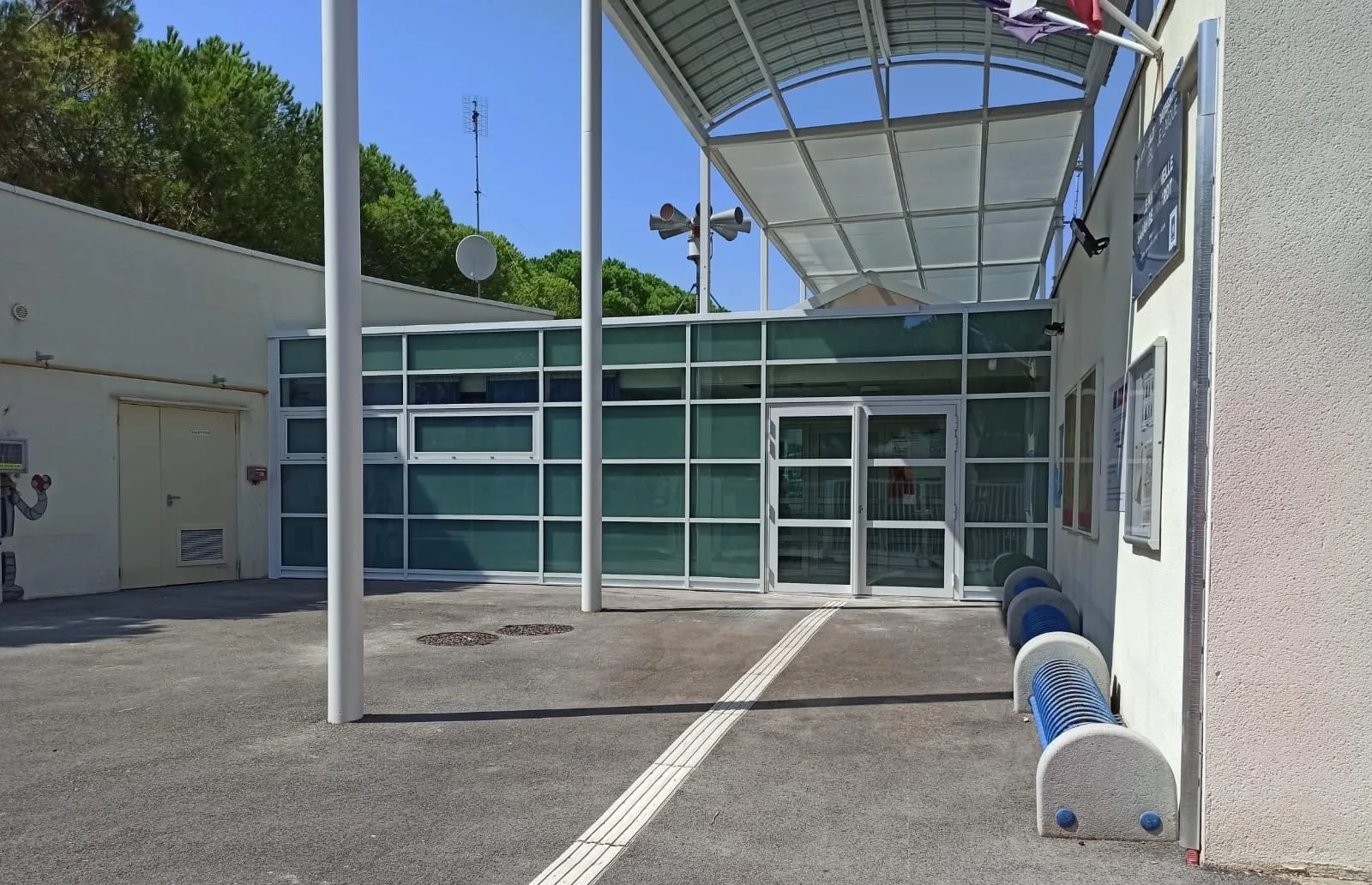 Le sas d'entrée vu depuis la cour, sous l'auvent