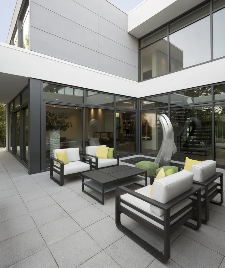 Terrasse d'une villa contemporaine, ensembles vitrés aluminium noir en angle