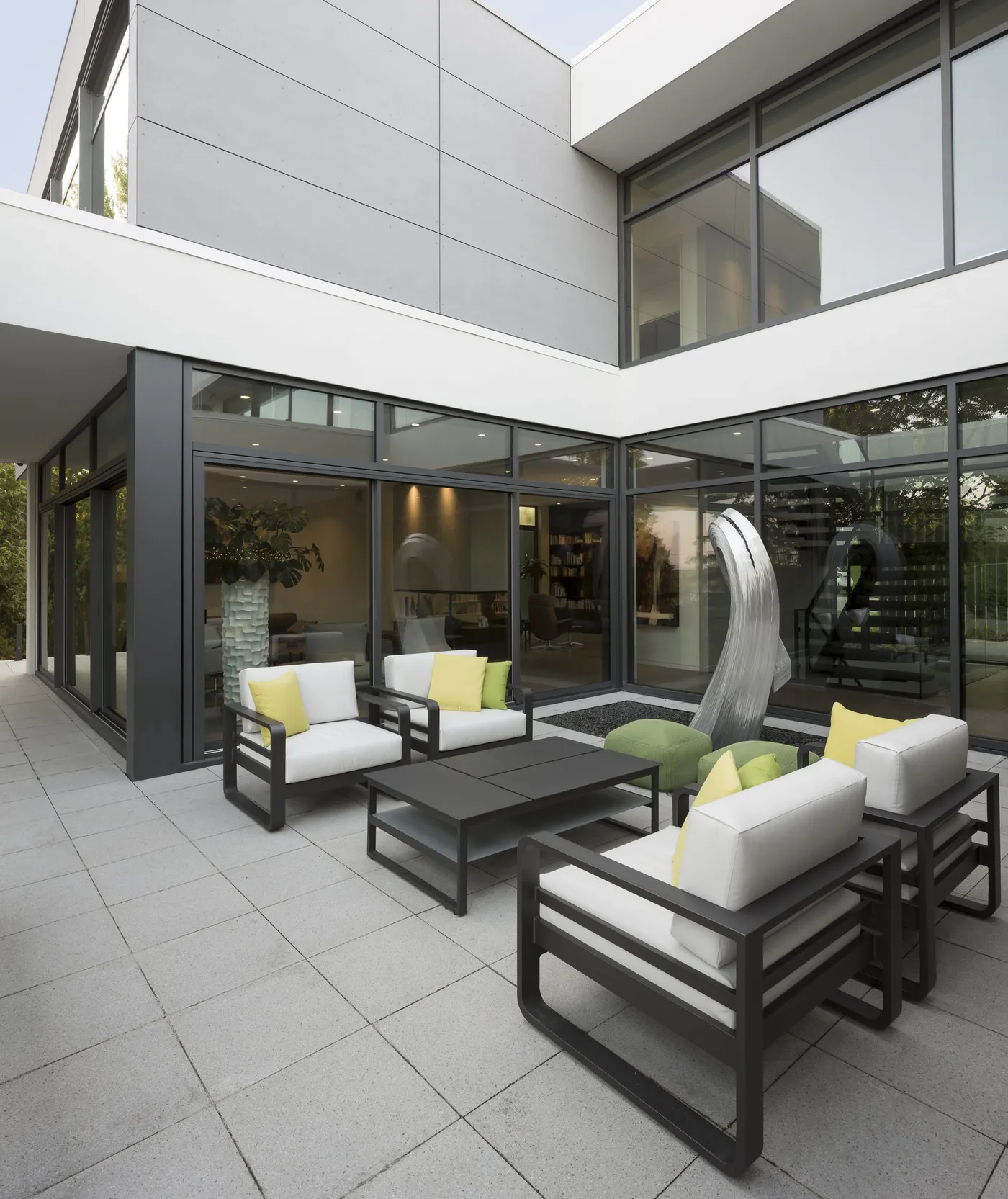 Terrasse d'une villa contemporaine, ensembles vitrés aluminium noir en angle