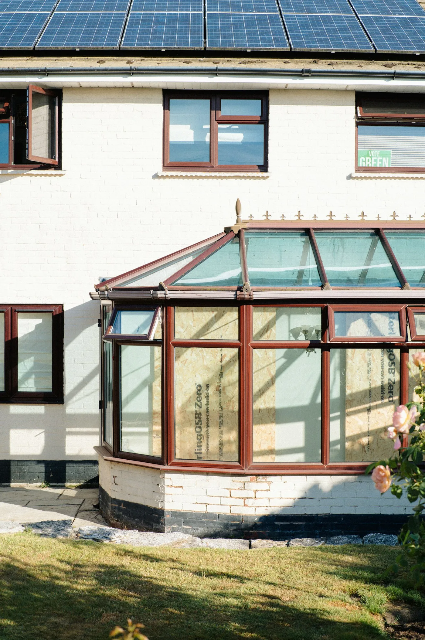 Véranda vitrée adossée à une maison