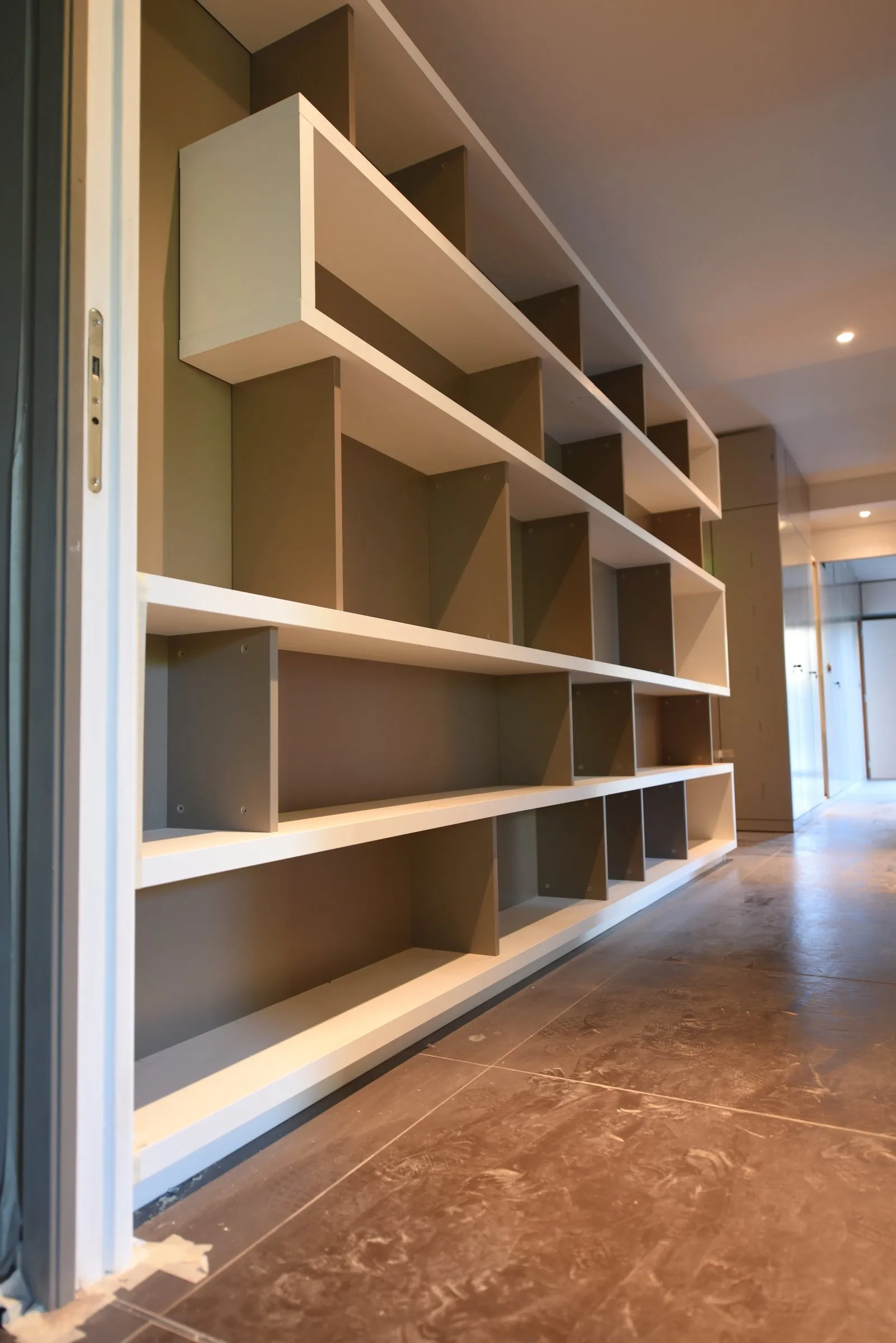 Bibliothèque filante le long du couloir