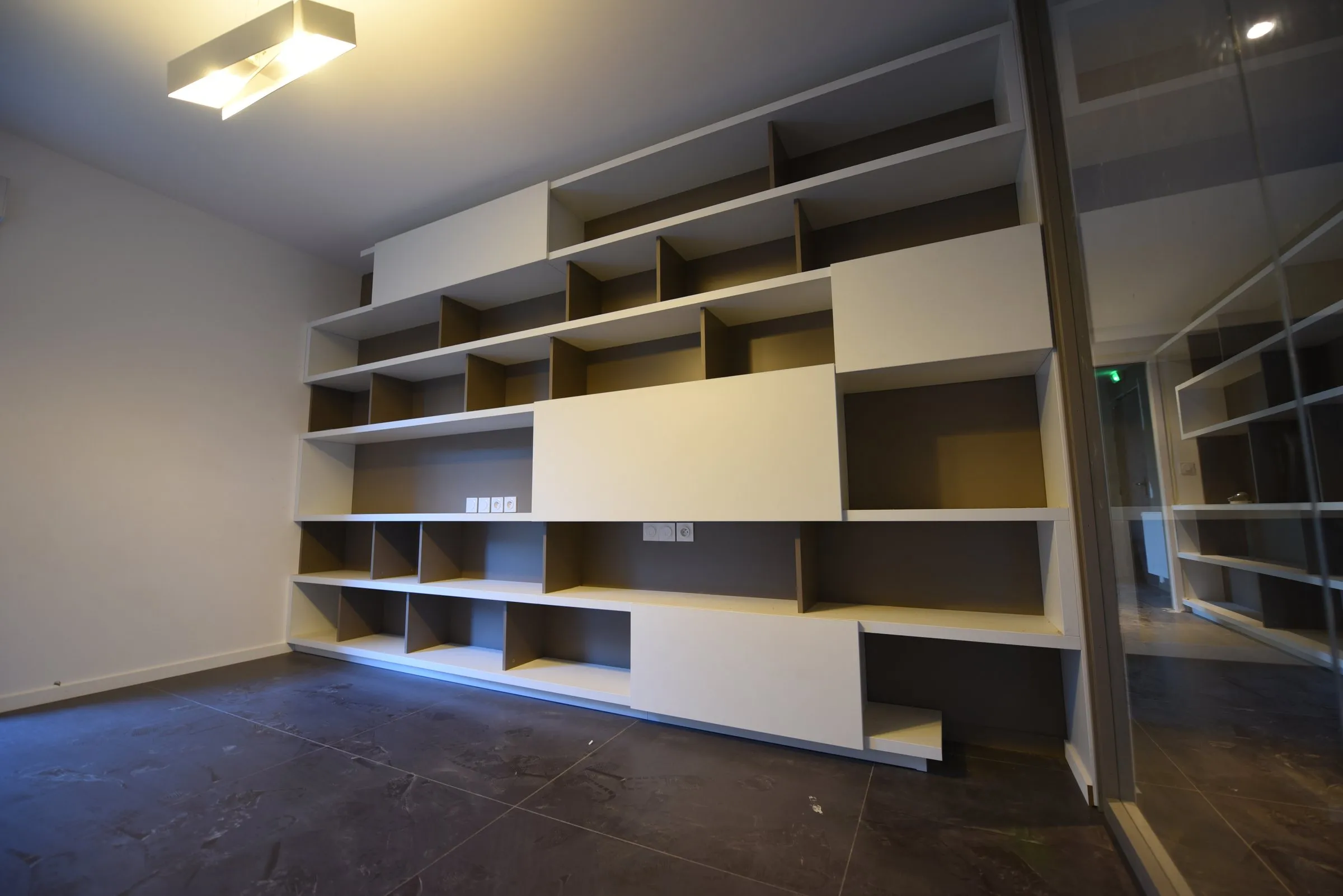 Bibliothèque d'angle aux étagères asymétriques