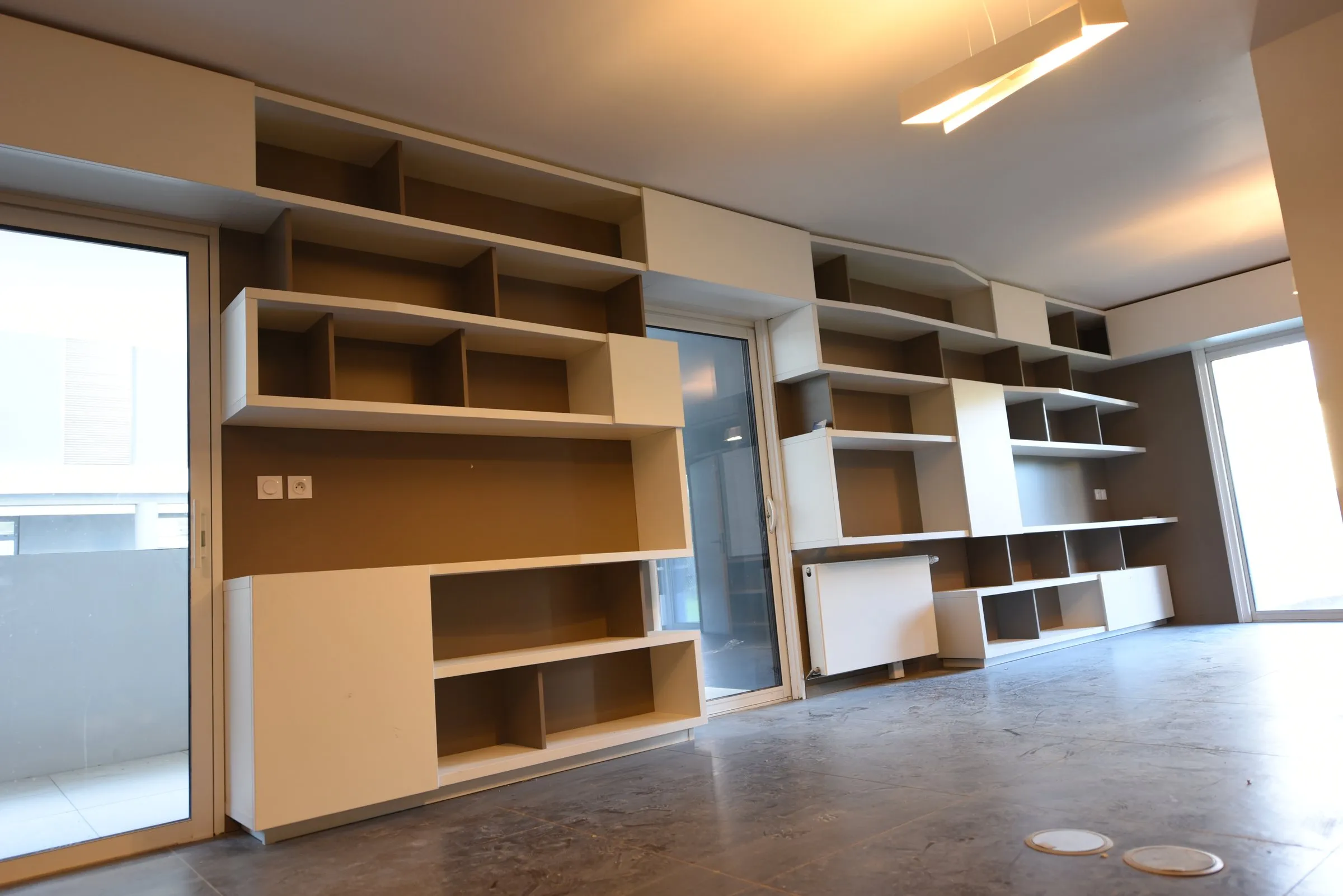 Bibliothèque sur toute la pièce, côté baie