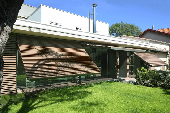 Villa contemporaine à Montpellier, brise-soleil à lames de bois relevés devant les baies vitrées