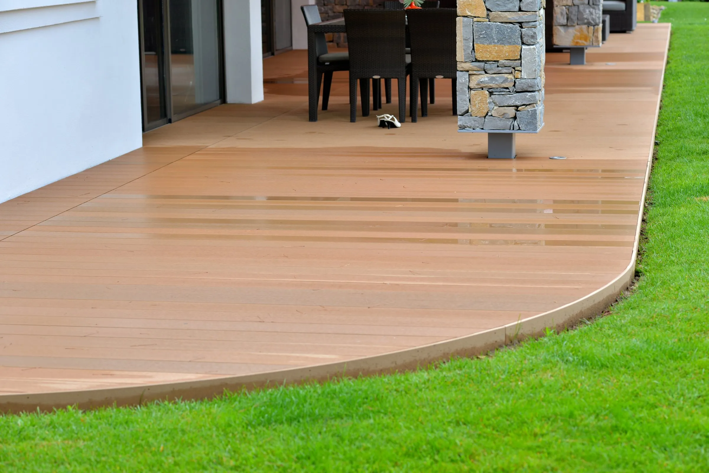 Terrasse courbe en lames de bois et pelouse