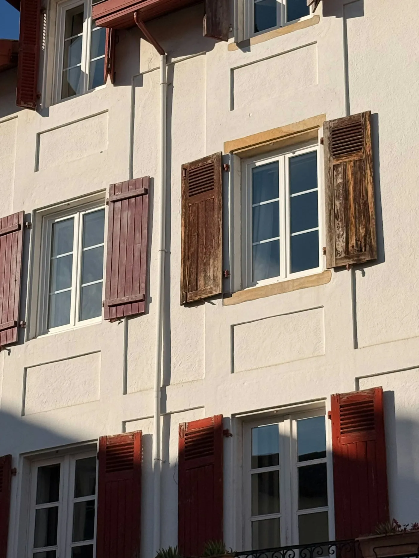Façade aux volets battants en bois