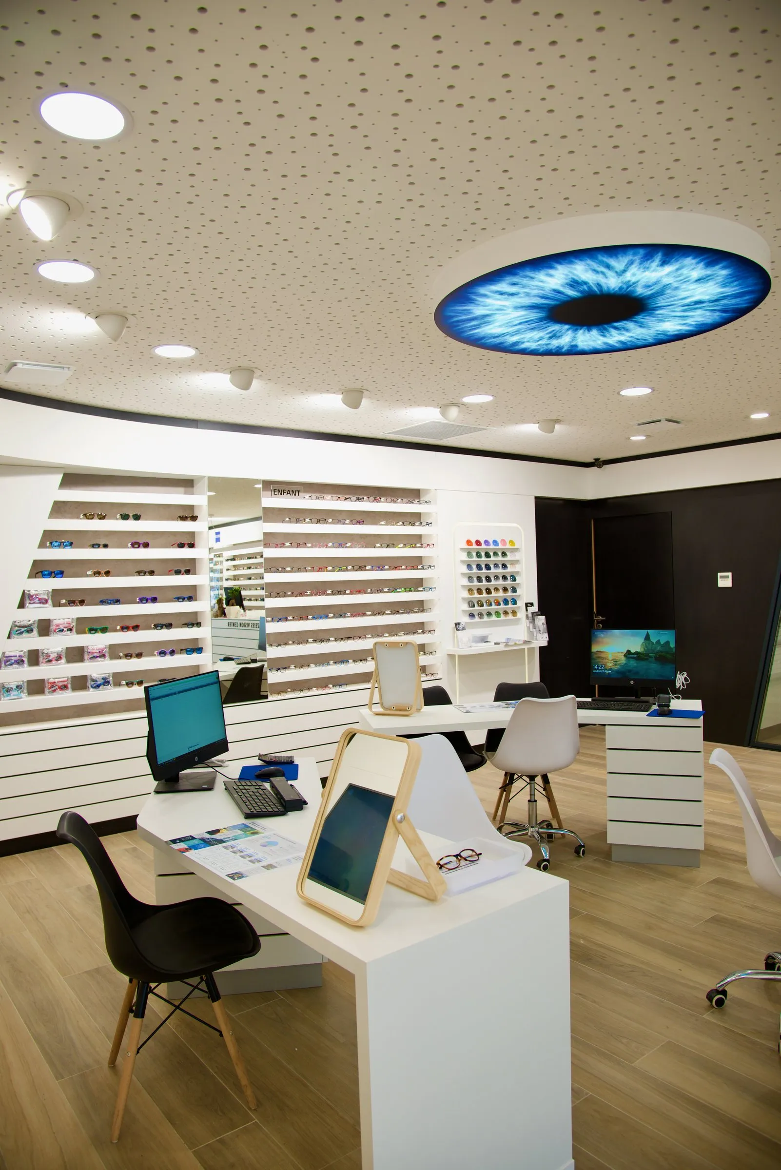 Plafond lumineux et poste de travail