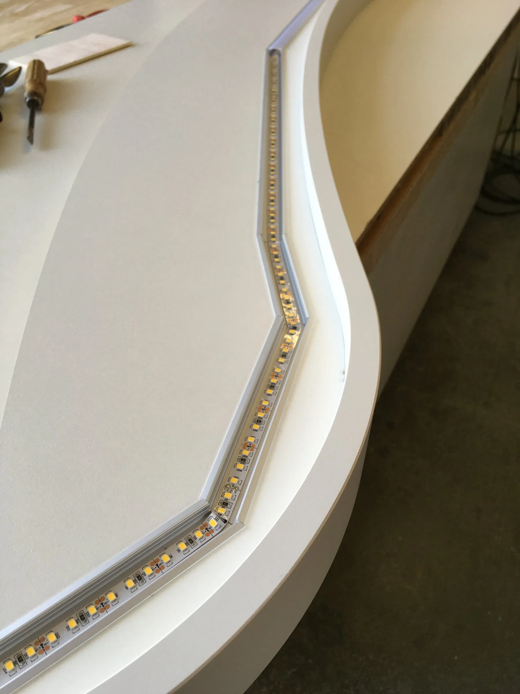 Chant courbe avec bandeau lumineux intégré