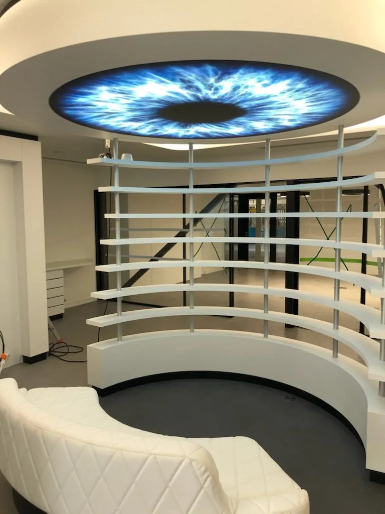 Rotonde à étagères courbes et banquette sous le plafond lumineux