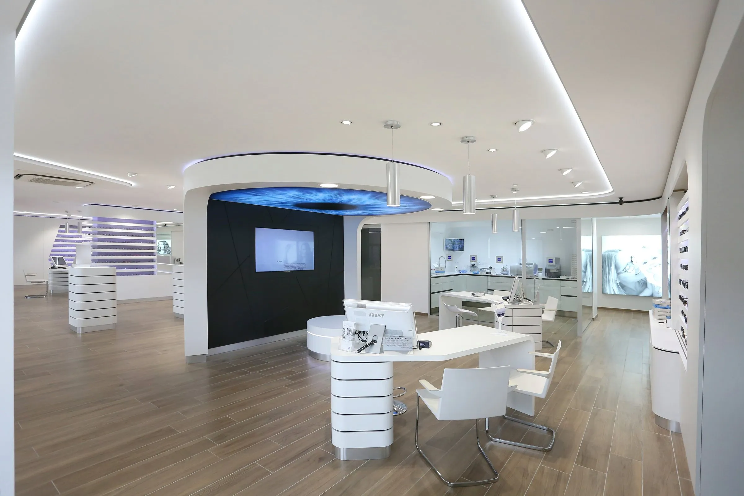 Poste de travail, plafond lumineux au fond